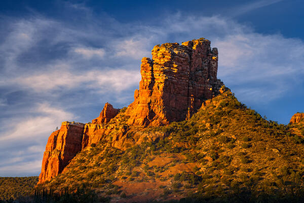 Sedona lanscape scene of a tall red rock formation that resembles a castle